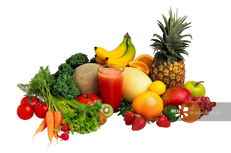 一杯果汁周围的水果和蔬菜图片素材