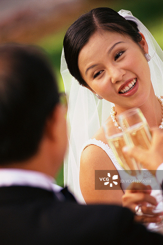 亚洲新娘用香槟祝酒图片素材