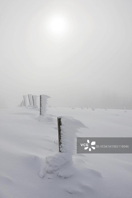 德国巴伐利亚州朗格雷斯的塞卡克罗伊斯山冰冻高山围栏图片素材