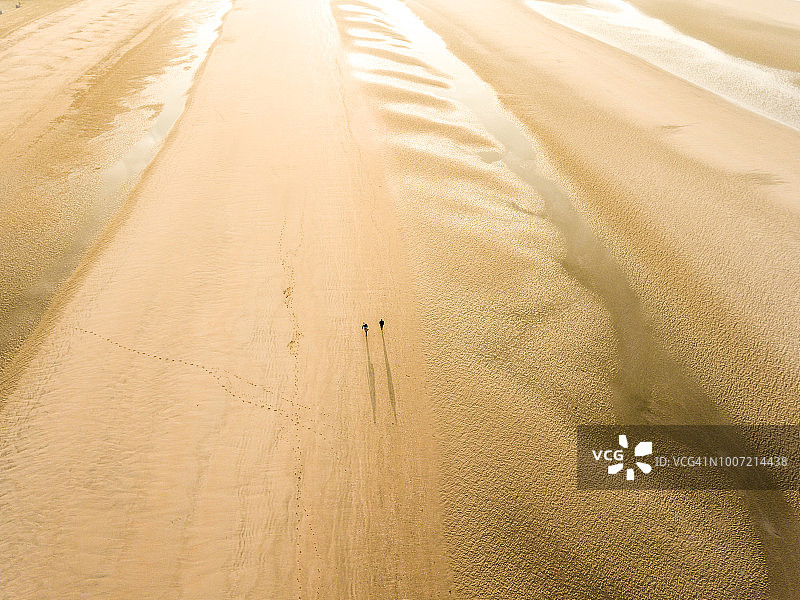 日出时的坎伯沙滩，坎伯，靠近拉伊，东苏塞克斯，英格兰，英国，欧洲(无人机)图片素材