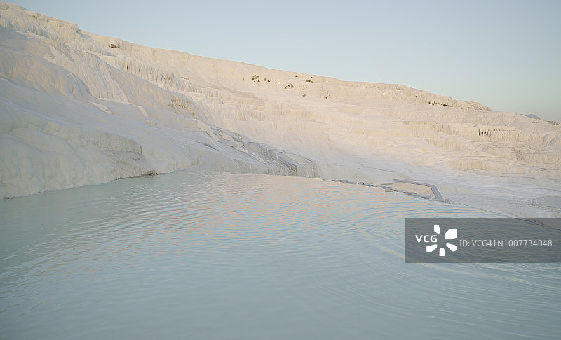Pamukkale的一池水上的日落图片素材