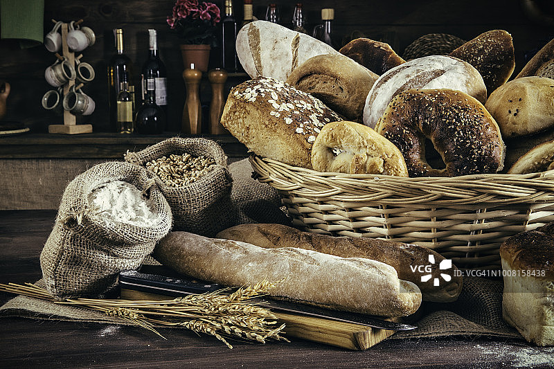 手工烘焙:新鲜混合面包，卷和配料图片素材