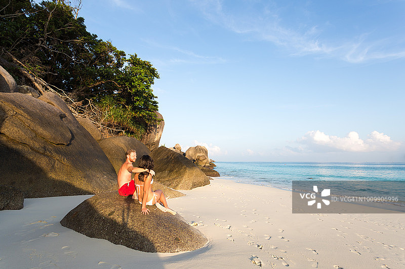 一对成年夫妇在泰国的热带海滩上放松图片素材