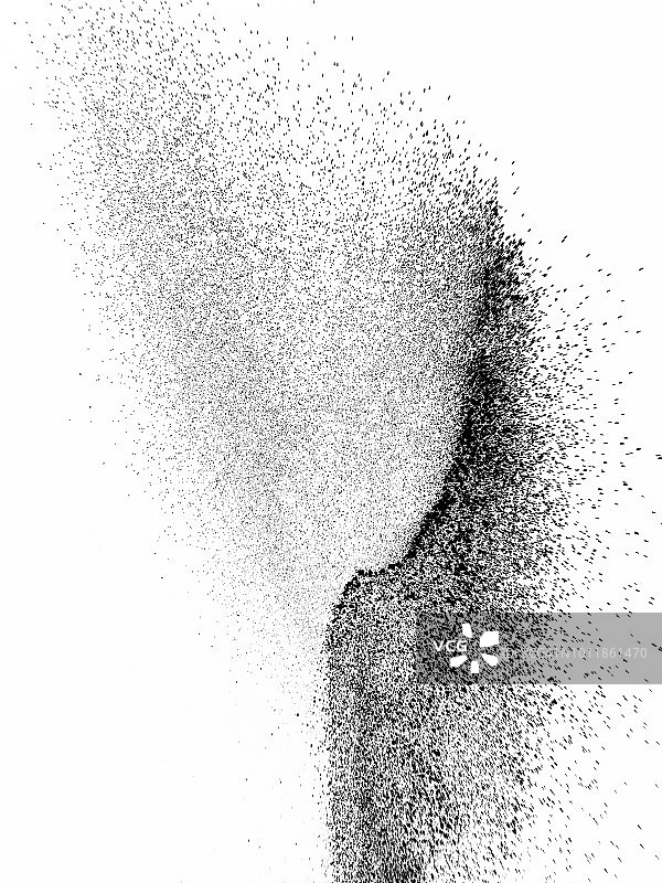 在白色的背景上，一团灰色和黑色的粉末颗粒撞击爆炸。图片素材