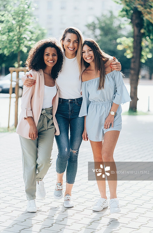 三个女朋友看起来在一起很快乐图片素材