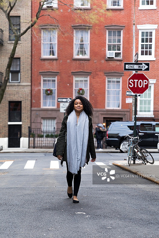 成功优雅的女人走在纽约街头图片素材