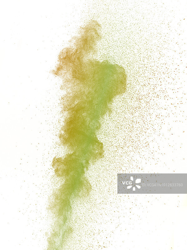 由一团浅绿色粉末颗粒在白色背景上撞击而成的爆炸。图片素材