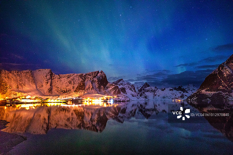 挪威罗浮敦群岛上空的北极光图片素材