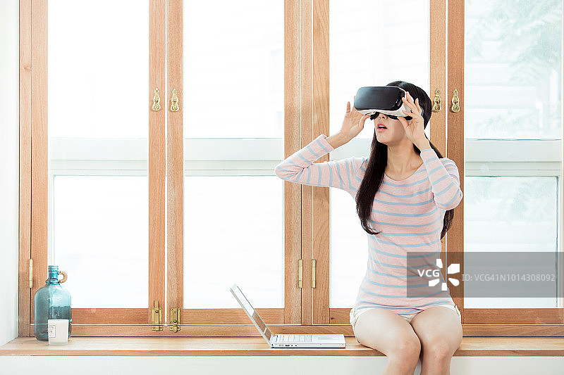 女性使用虚拟现实设备图片素材