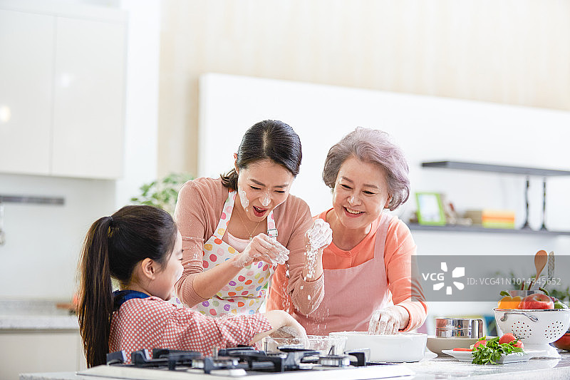 奶奶、妈妈和孙女一起做饭图片素材