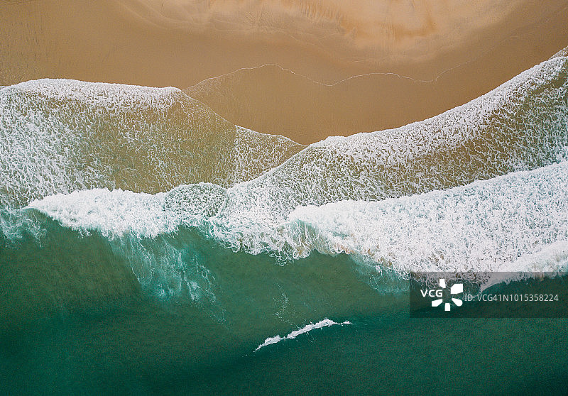 鸟瞰图奇妙的海浪和海滩图片素材