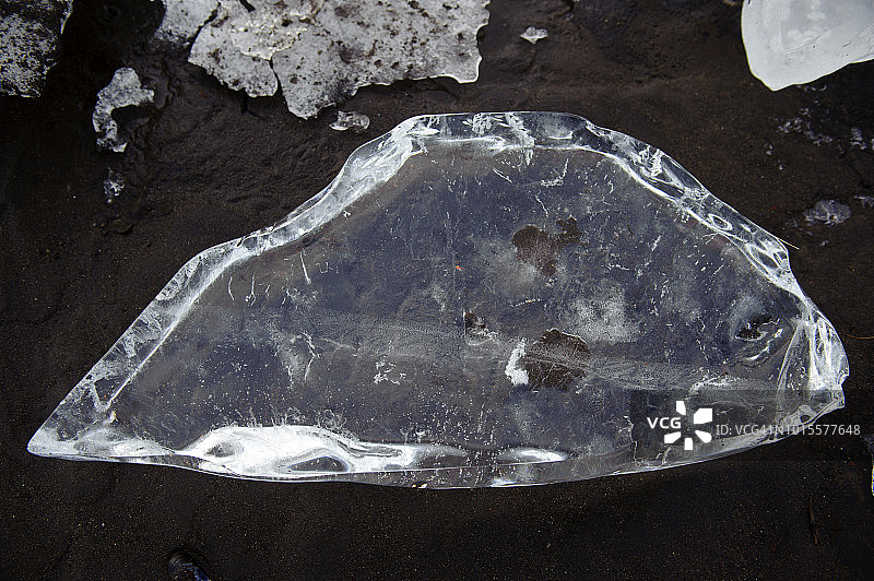 冰岛东部布雷达尔斯维克海滩上的冰图片素材