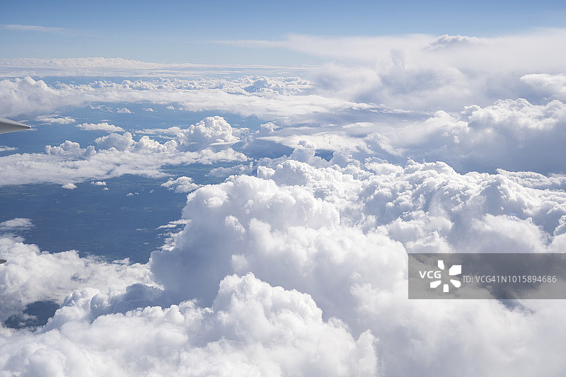 飞机窗外的云朵图片素材