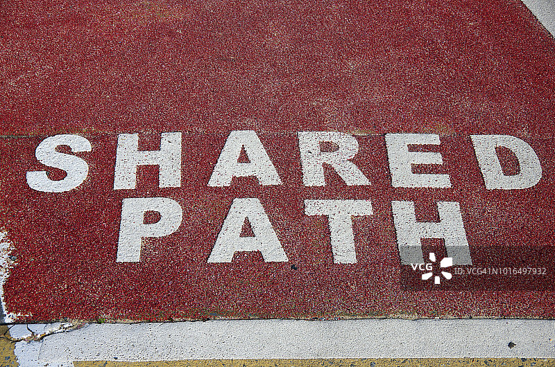 “共用道路”标志印在行人及自行车专用道上图片素材