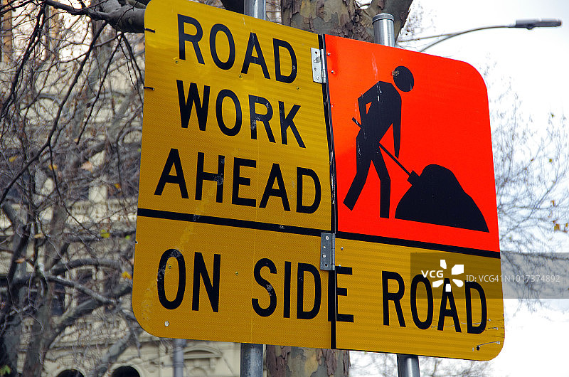 “前方道路工作”、“路旁工作”和手工工人标志图片素材