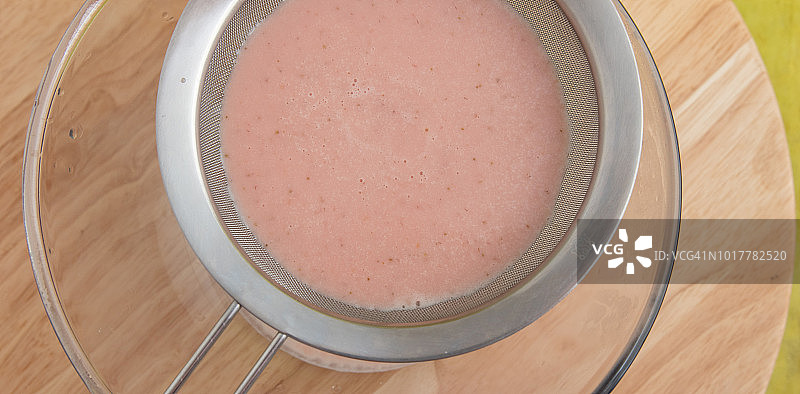 准备草莓意式奶冻图片素材