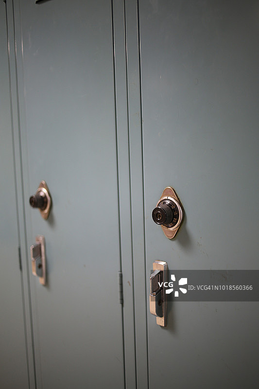 回到学校概念-浅蓝色灰色学生储物柜在高中或大学图片素材