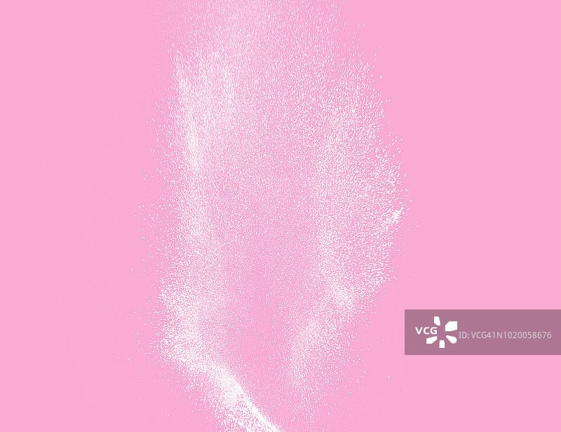 由一团白色粉末颗粒在淡粉色背景上撞击而成的爆炸。图片素材