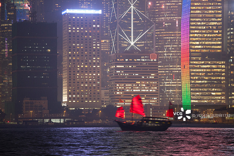 夜间，中国帆船在香港港口航行图片素材