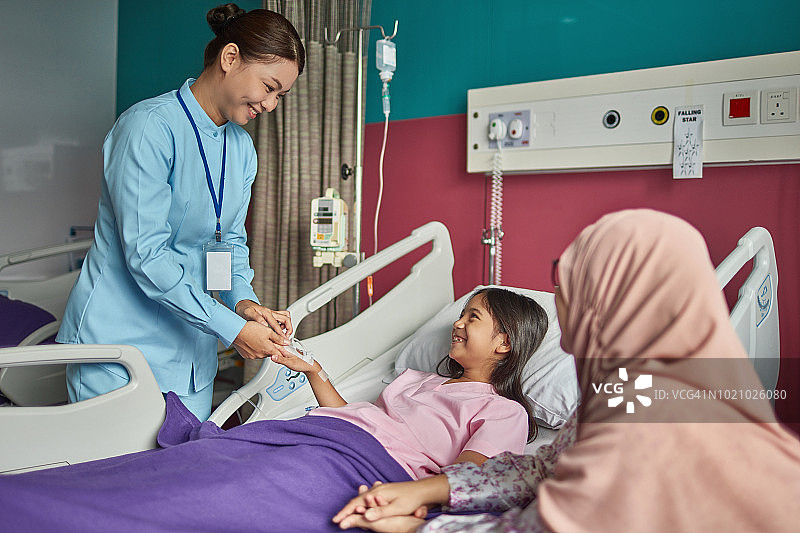 微笑的护士牵着病人的手由妇女图片素材