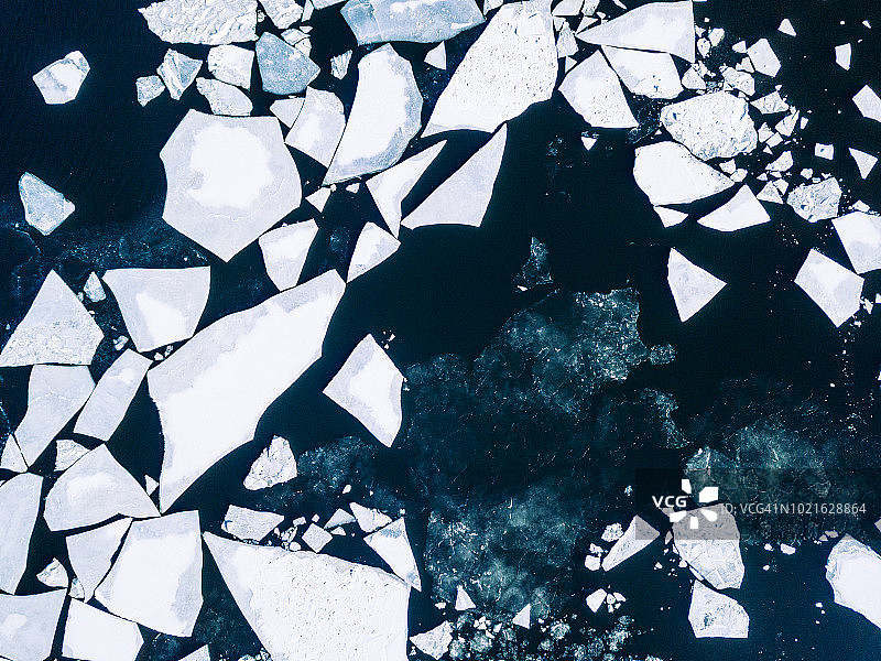 冬季从上到下鸟瞰赫尔辛基周围的波罗的海破裂的冰图片素材