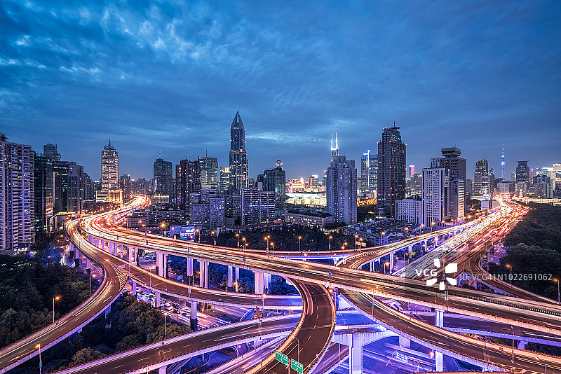 上海高速公路夜间鸟瞰图图片素材