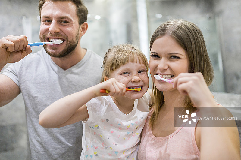 快乐的一家人一起刷牙图片素材