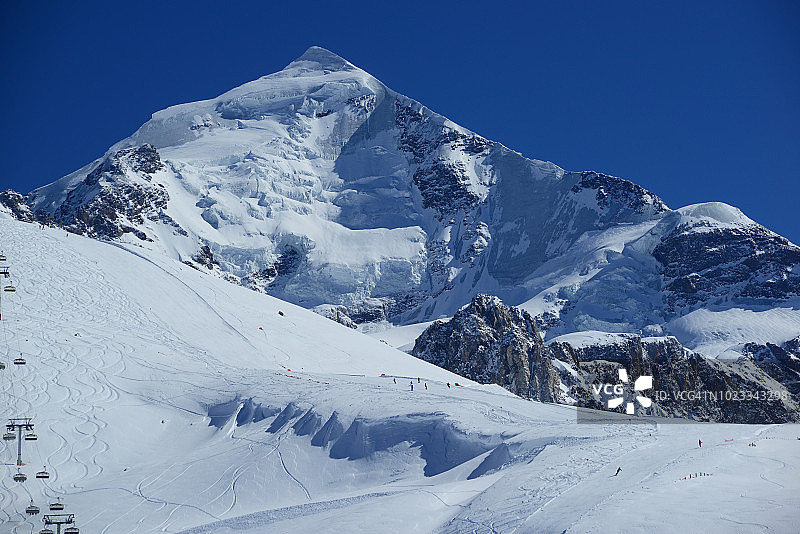 特特努尔迪峰4858米，可以看到特特努尔迪滑雪胜地，高加索山，格鲁吉亚图片素材