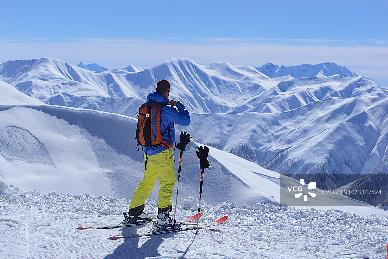 男滑雪者在特特纳尔迪滑雪胜地看风景，高加索山，格鲁吉亚图片素材