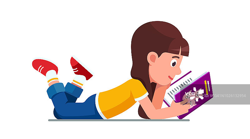 微笑的女学生躺在地板上读关于三只小猪的书。儿童发展与文学教育。平面矢量剪贴画插图。图片素材