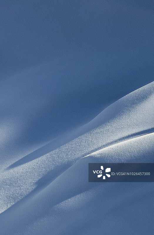 雪上的阴影和阳光，惠斯勒，加拿大不列颠哥伦比亚省图片素材