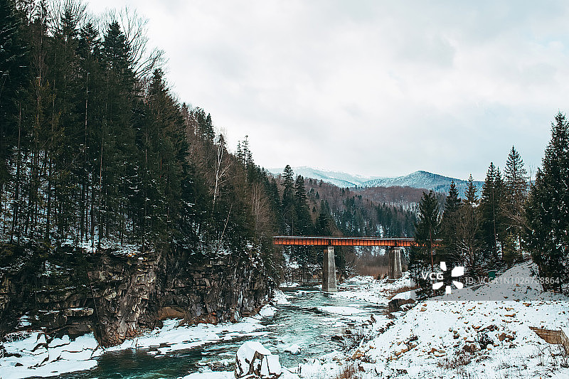 冬季山地景观桥与火车。图片素材