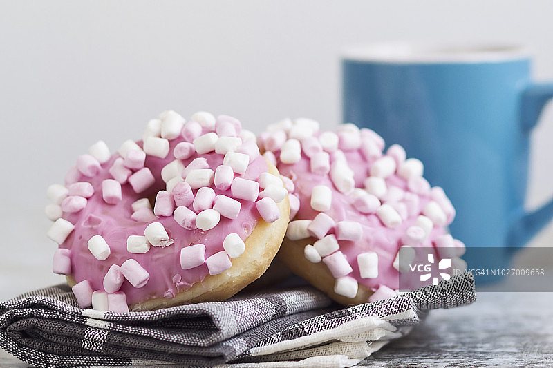 粉色甜甜圈和一杯咖啡图片素材