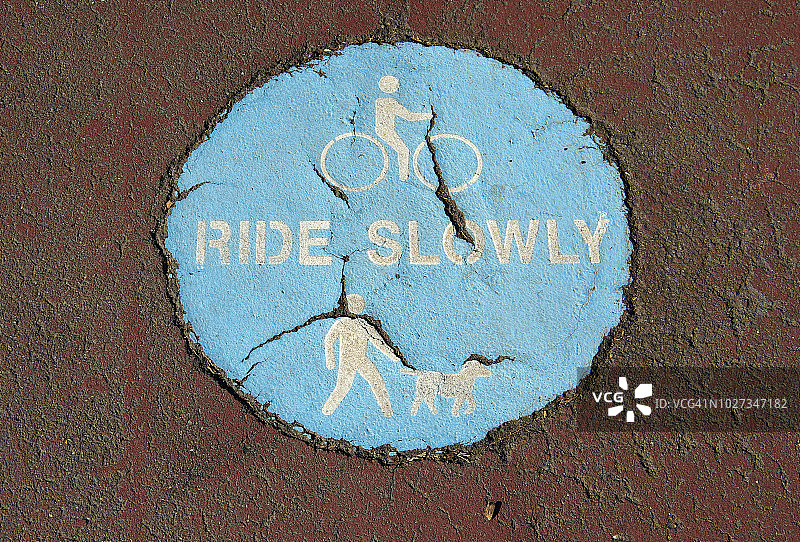 “慢行”标志印在人行道和自行车道上图片素材
