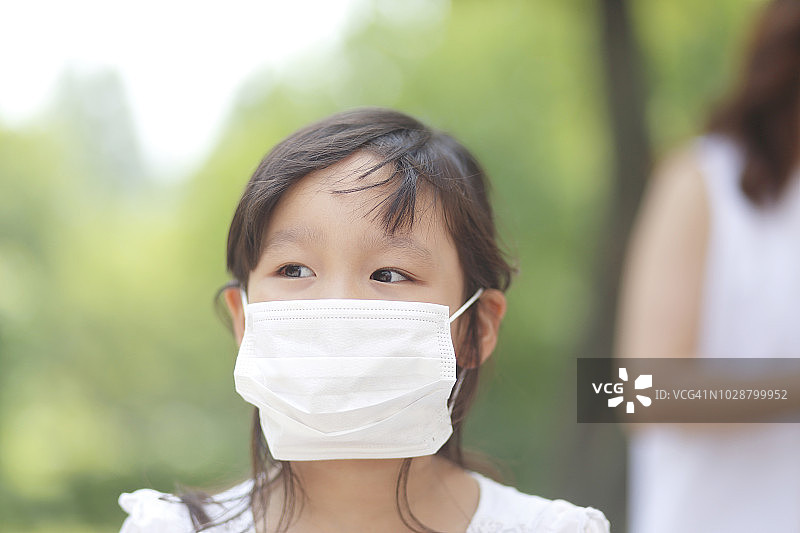 小女孩戴着流感口罩图片素材