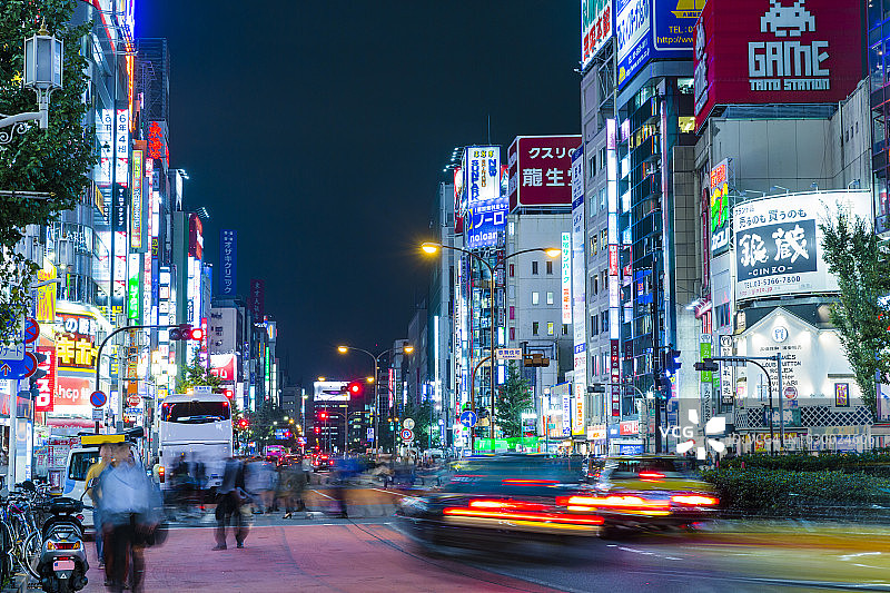 东京夜晚繁忙的街道图片素材