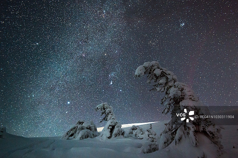 冬天的夜星和银河图片素材