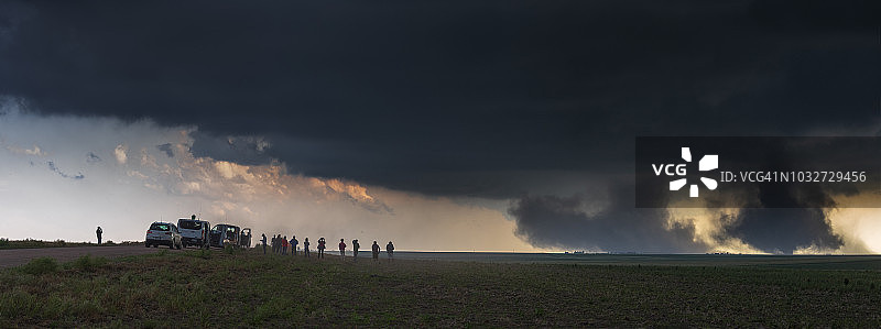 科罗拉多州，风暴追逐者观看龙卷风姐妹。美国图片素材
