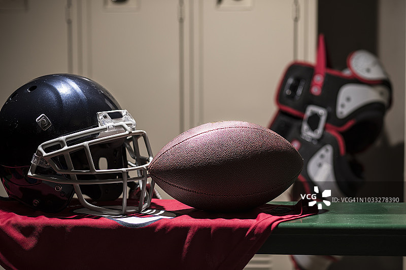 足球运动器材在学校体育馆的更衣室里。图片素材