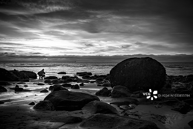 沉船海滩日落时的黑白图像图片素材