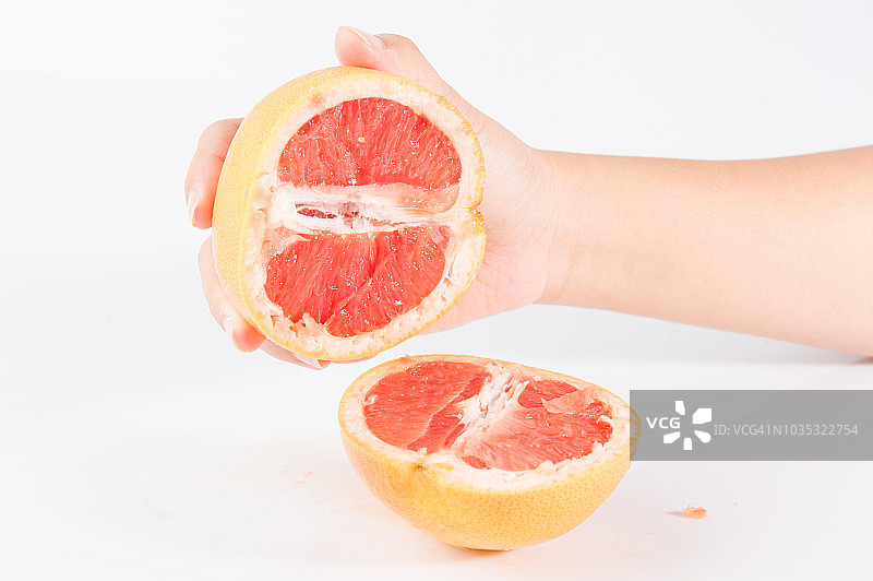 手握橘子卡拉卡拉水果在白色的背景孤立图片素材