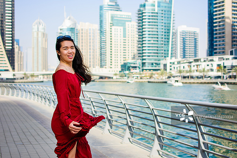 女孩享受一天在迪拜码头，阿联酋图片素材