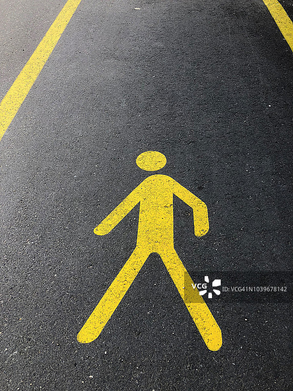 瑞士尼多的黄色行人标志图片素材