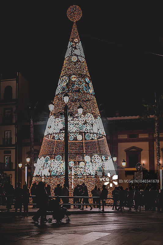 西班牙塞维利亚历史中心装饰的圣诞树图片素材