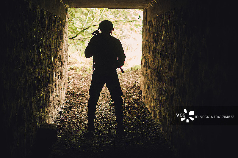 废弃隧道中的士兵图片素材