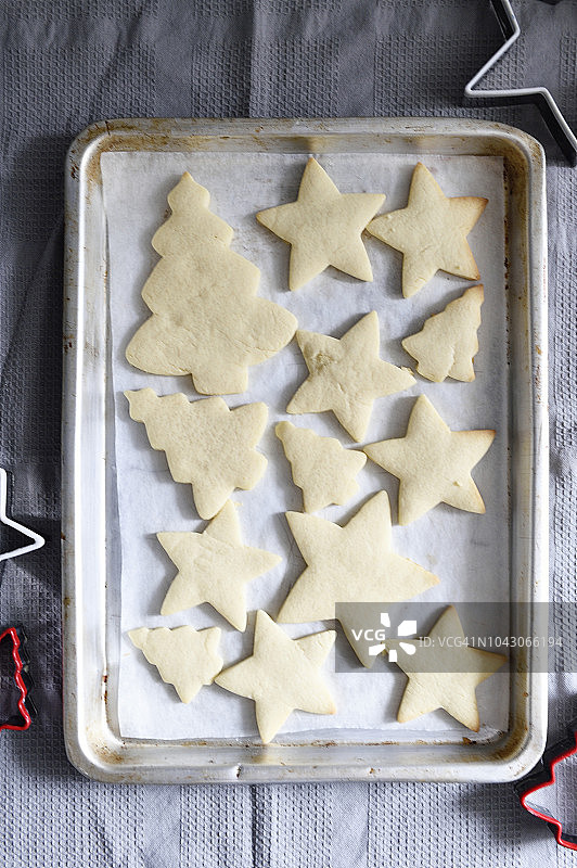烤盘上有星星和圣诞树形状的糖饼干图片素材