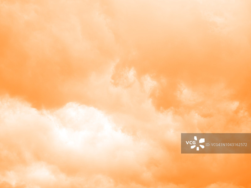 背景的形式和抽象的数字烟和蒸汽的颜色在白色和软橙色的背景。图片素材