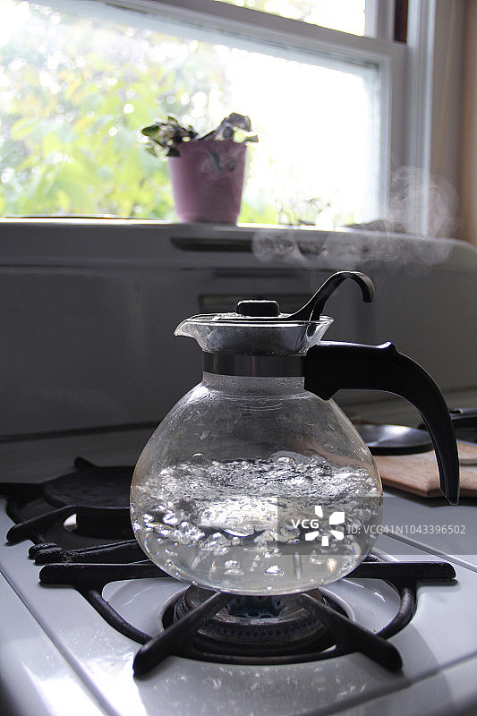 水在呼啸的茶壶里沸腾图片素材