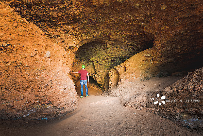 游客进入西班牙拉斯梅杜拉山的隧道。图片素材