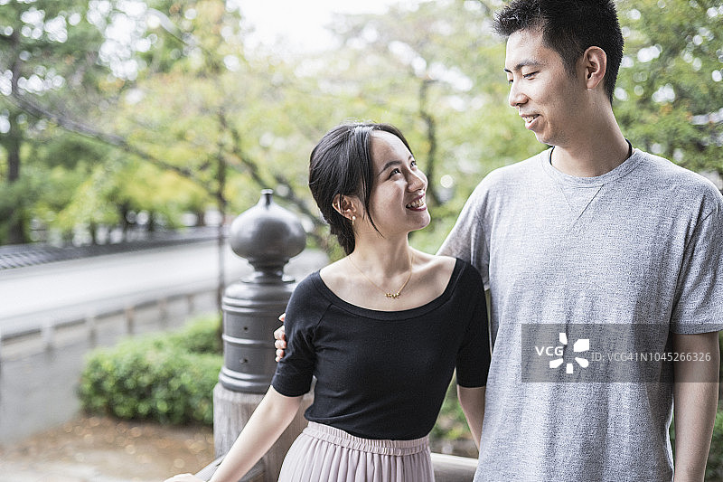 一对年轻夫妇在日本京都旅游图片素材